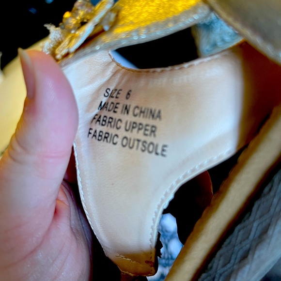 Volatile Women’s Sandals Size 6 Tan with Flowers NEW - Picture 5 of 5